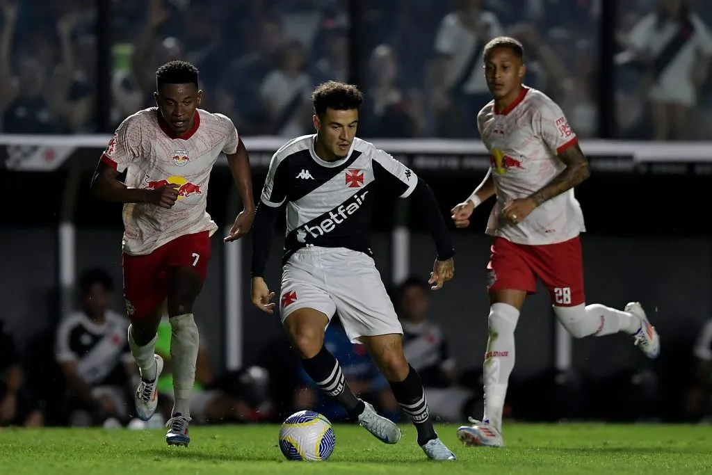 Coutinho será titular em Vasco x Bragantino na noite deste sábado (31/05). Foto: Thiago Ribeiro/AGIF