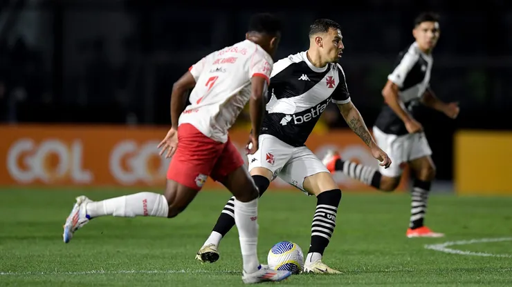 Vasco e Bragantino se enfrentam em busca de situações diferentes na tabela do Brasileirão Betano.