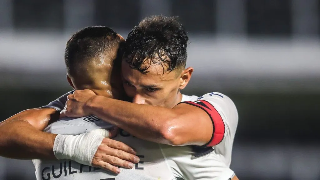 SP – SANTOS – 20/04/2024 – BRASILEIRO B 2024, SANTOS X PAYSANDU – Guilherme jogador do Santos comemora seu gol com Diego Pituca jogador da sua equipe durante partida contra o Paysandu no estadio Vila Belmiro pelo campeonato Brasileiro B 2024. Foto: Reinaldo Campos/AGIF