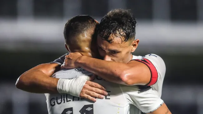 Foto: Reinaldo Campos/AGIF – Volante tem contrato no Santos até 2027, mas perdeu espaço e pode deixar o clube.