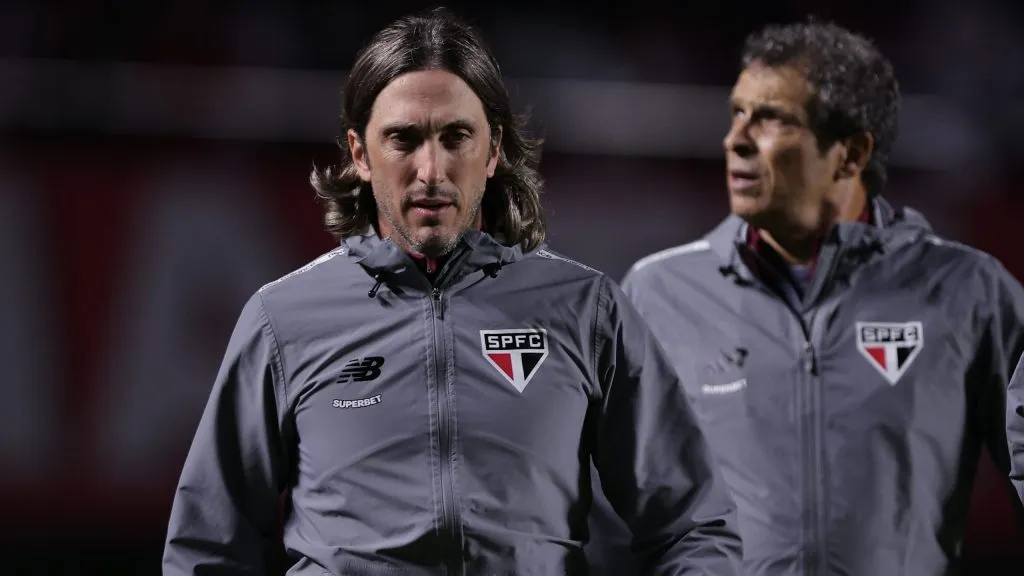 Luis Zubeldia técnico do São Paulo durante partida contra o Libertad no estádio Morumbi pelo campeonato Copa Libertadores 2025. Foto: Ettore Chiereguini/AGIF