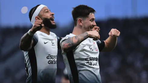 SP - SAO PAULO - 21/09/2024 - BRASILEIRO A 2024, CORINTHIANS X ATLETICO-GO - Garro jogador do Corinthians comemora seu gol com Memphis Depay jogador da sua equipe durante partida contra o Atletico-GO no estadio Arena Corinthians pelo campeonato Brasileiro A 2024. Foto: Ettore Chiereguini/AGIF