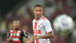 Vitinho em ação pelo Internacional - Foto: Thiago Ribeiro/AGIF