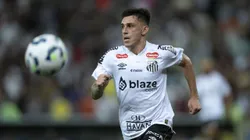 Escobar jogador do Santos durante partida contra o Fluminense no estadio Maracana pelo campeonato Brasileiro A 2025. Foto: Jorge Rodrigues/AGIF