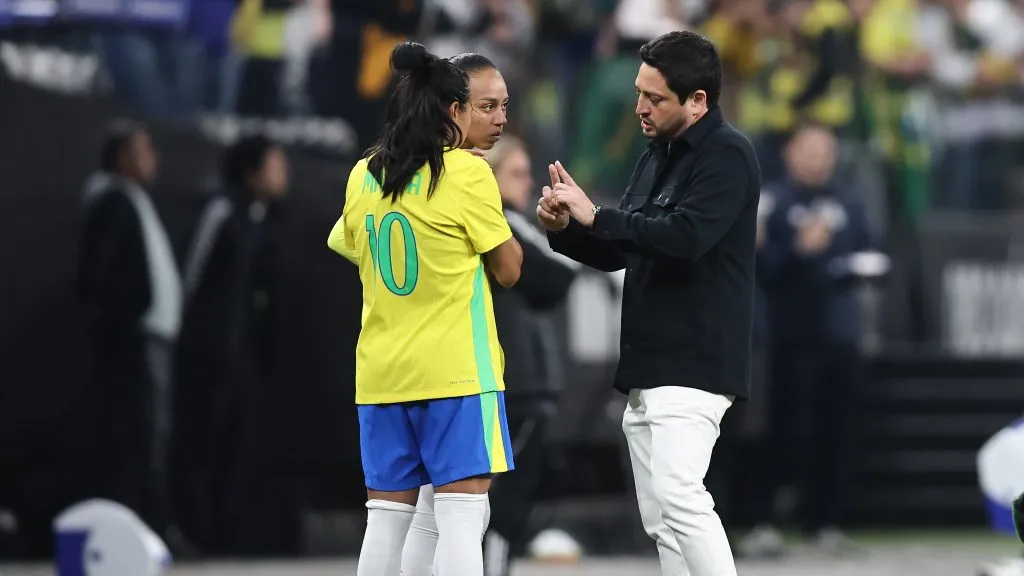 Arthur Elias com jogadoras do Brasil no amistoso contra o Japão