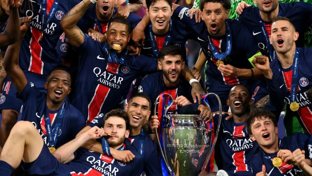 Atletas do PSG comemorando o título da UCL. (Photo by Justin Setterfield/Getty Images)