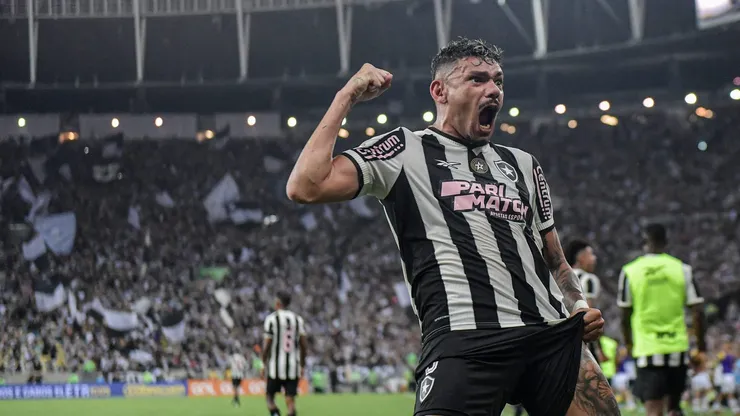 Tiquinho Soares no Botafogo comemora seu gol durante partida contra o Criciuma no estadio Maracana pelo campeonato Brasileiro A 2024 - Foto: Thiago Ribeiro/AGIF