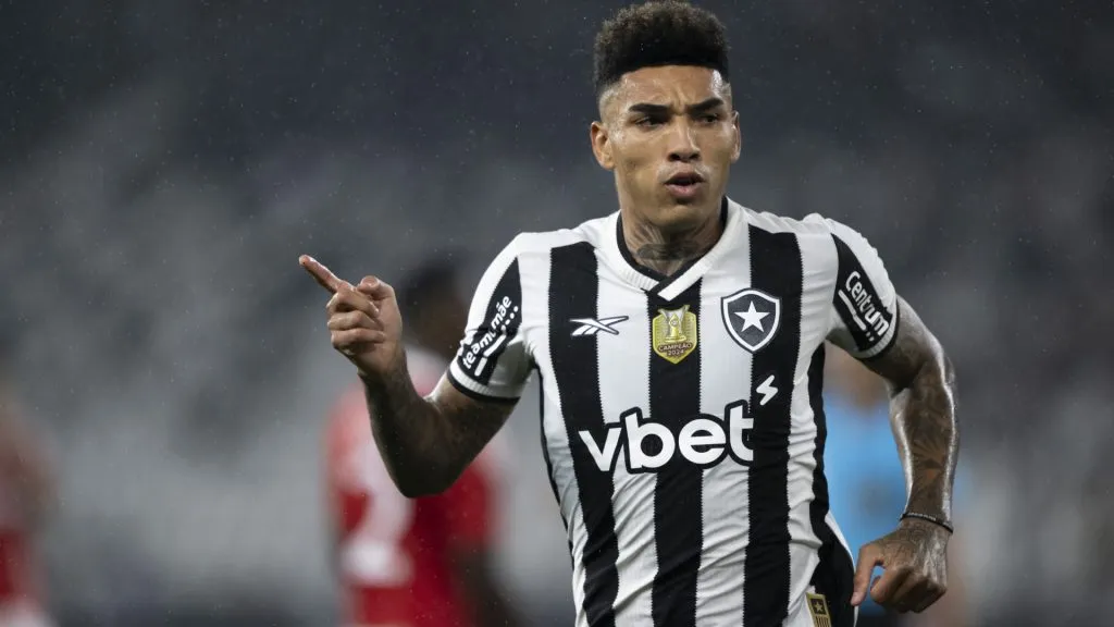 Artilheiro do Botafogo, Igor Jesus esteve fora contra o Santos – Foto: Jorge Rodrigues/AGIF