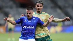 MG - BELO HORIZONTE - 04/12/2024 - BRASILEIRO A 2024, CRUZEIRO X PALMEIRAS - Ramiro jogador do Cruzeiro disputa lance com Richard Rios jogador do Palmeiras durante partida no estadio Mineirao pelo campeonato Brasileiro A 2024. Foto: Gilson Lobo/AGIF