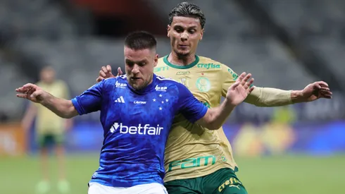 MG – BELO HORIZONTE – 04/12/2024 – BRASILEIRO A 2024, CRUZEIRO X PALMEIRAS – Ramiro jogador do Cruzeiro disputa lance com Richard Rios jogador do Palmeiras durante partida no estadio Mineirao pelo campeonato Brasileiro A 2024. Foto: Gilson Lobo/AGIF