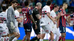 O árbitro Anderson Daronco faz consulta ao VAR (recurso de vídeo) durante partida entre Bahia e São Paulo no estádio Arena Fonte Nova pelo campeonato Brasileiro A 2025. Foto: Jhony Pinho/AGIF