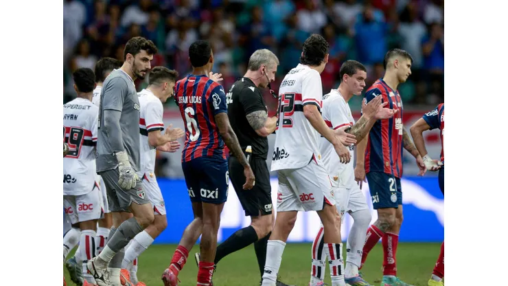 O árbitro Anderson Daronco faz consulta ao VAR (recurso de vídeo) durante partida entre Bahia e São Paulo no estádio Arena Fonte Nova pelo campeonato Brasileiro A 2025. Foto: Jhony Pinho/AGIF