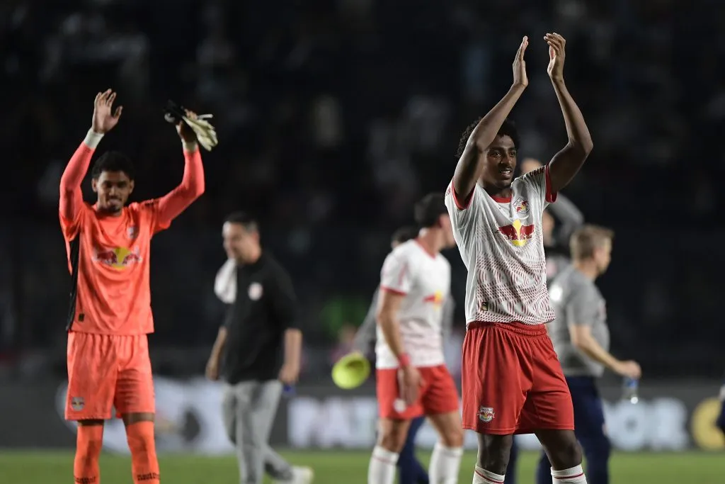 RJ – RIO DE JANEIRO – 31/05/2025 – BRASILEIRO A 2025, VASCO X BRAGANTINO – Jogadores do Bragantino comemoram vitoria ao final da partida contra o Vasco no estadio Sao Januario pelo campeonato Brasileiro A 2025. Foto: Thiago Ribeiro/AGIF