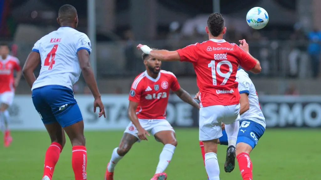 Borré, jogador do Internacional durante partida contra o Bahia no estádio Fonte Nova pelo campeonato Copa Libertadores 2025. Foto: Walmir Cirne/AGIF
