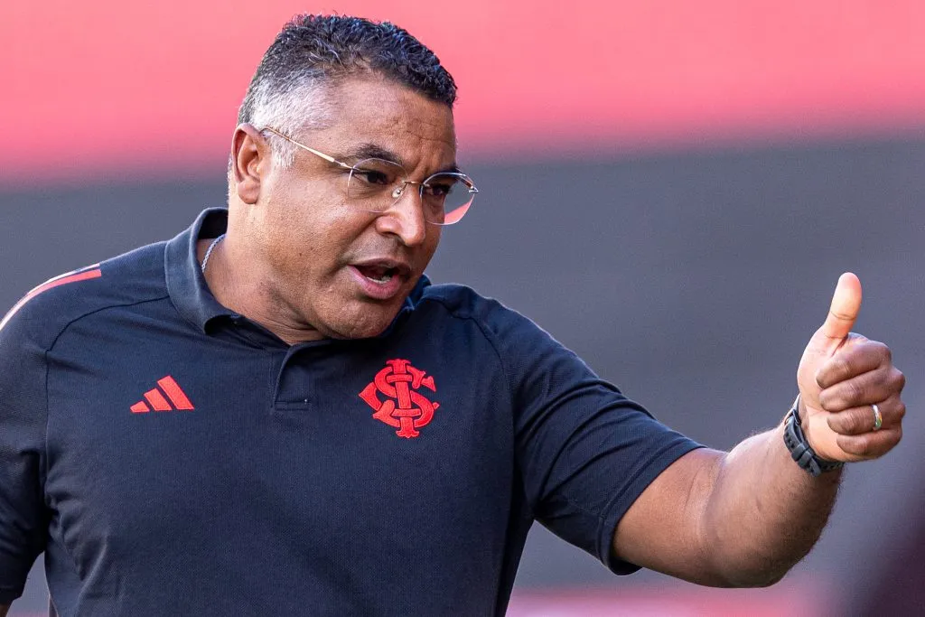 PE – RECIFE – 25/05/2025 – BRASILEIRO A 2025, SPORT X INTERNACIONAL –  Roger Machado tecnico do Internacional durante partida contra o Sport no estadio Ilha do Retiro pelo campeonato Brasileiro A 2025. Foto: Rafael Vieira/AGIF