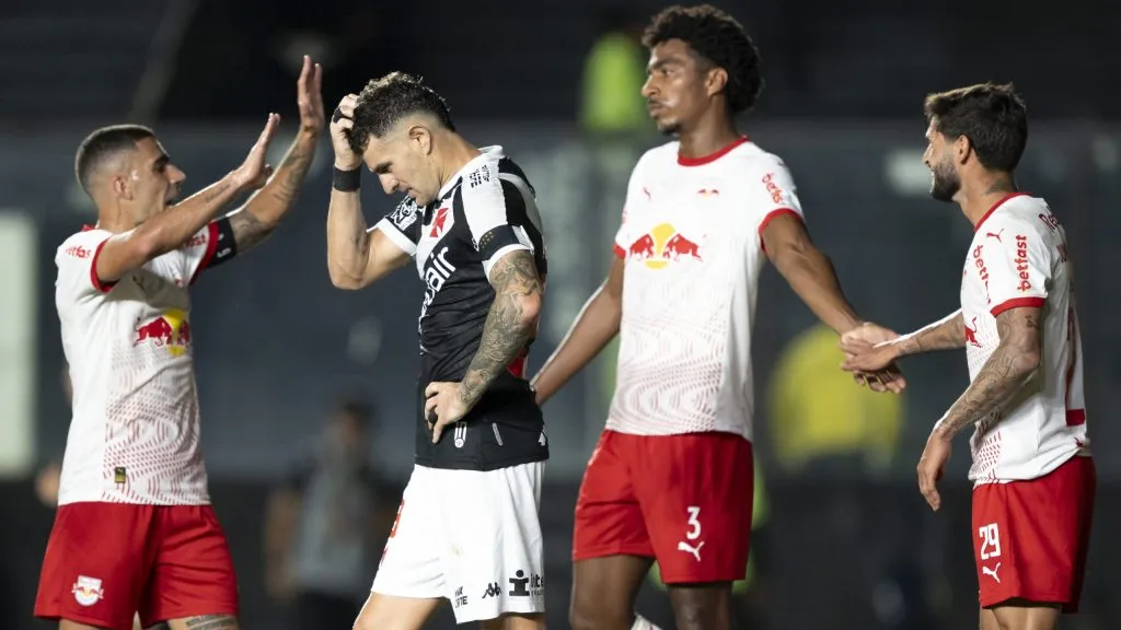 Vegetti jogador do Vasco lamenta durante partida contra o Bragantino no estádio São Januário pelo campeonato Brasileiro A 2025. Foto: Jorge Rodrigues/AGIF
