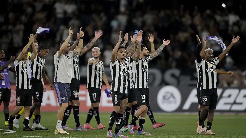 Elenco do Botafogo comemorando a classificação na Copa Libertadores – Foto: Alexandre Loureiro/AGIF