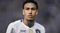 Rwan Cruz, jogador do Botafogo, durante partida contra o Vasco no estadio Sao Januario pelo campeonato Carioca 2025. Foto: Thiago Ribeiro/AGIF