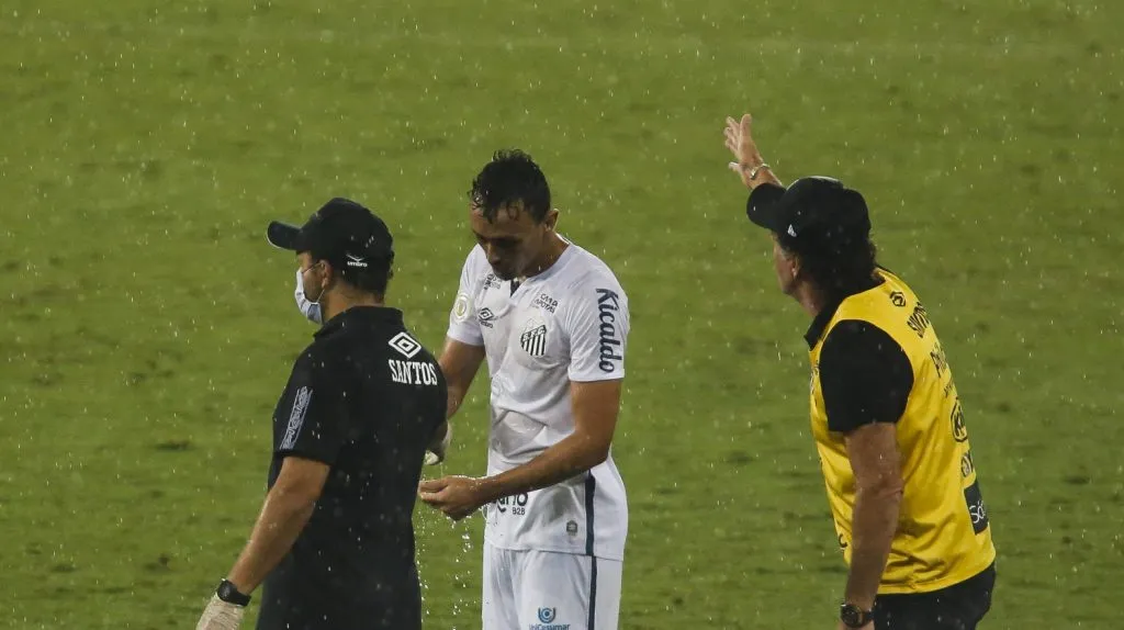 Foto: Alvarenga/Getty Images – Pituca recebeu sondagens do Atlético, Bahia, São Paulo e Fortaleza, mas vai ficar no Clube Paulista.