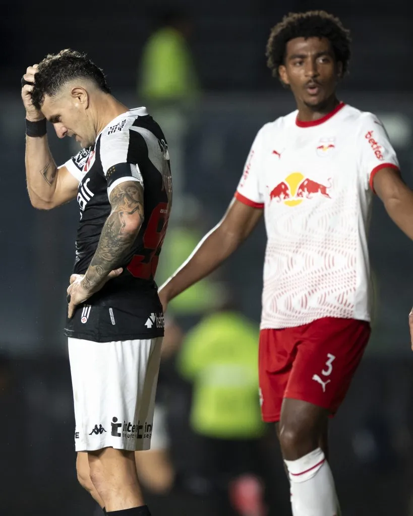 Vegetti jogador do Vasco lamenta durante partida contra o Bragantino – Foto: Jorge Rodrigues/AGIF