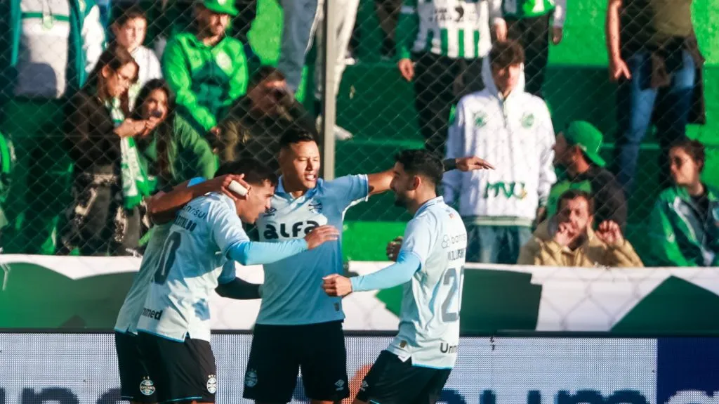 Foto: Luiz Erbes/AGIF – Cristian Olivera e Braithwaite marcaram os gols do Imortal diante do Juventude.
