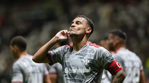 Alan Patrick jogador do Internacional comemora seu gol durante partida contra o Atletico-MG no estadio Arena MRV pelo campeonato Brasileiro A 2024. Foto: Gilson Lobo/AGIF