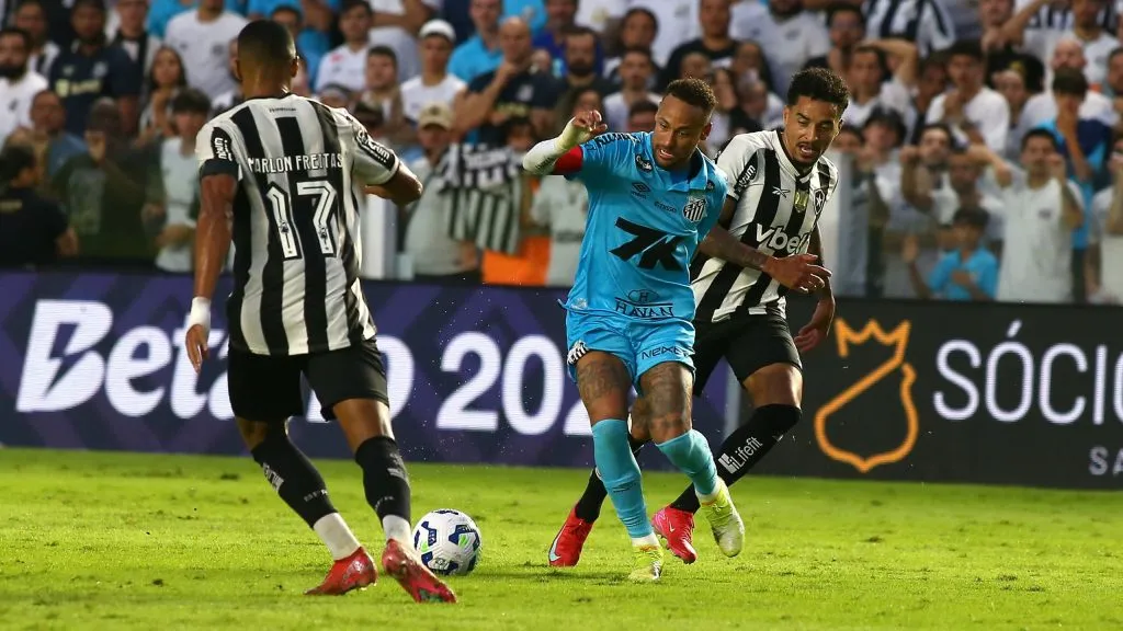 Neymar jogador do Santos durante partida contra o Botafogo no estádio Vila Belmiro pelo campeonato Brasileiro A 2025. Foto: Mauricio De Souza/AGIF