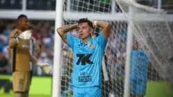 Barreal jogador do Santos lamenta durante partida contra o Botafogo no estádio Vila Belmiro pelo campeonato Brasileiro A 2025.