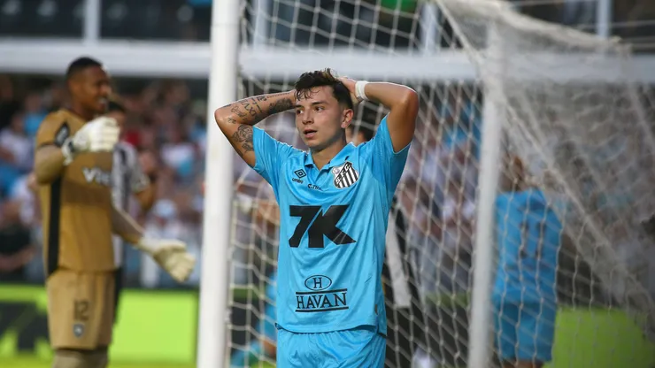 Barreal jogador do Santos lamenta durante partida contra o Botafogo no estádio Vila Belmiro pelo campeonato Brasileiro A 2025.