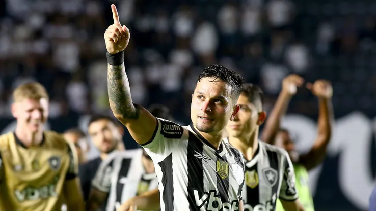 Artur foi decisivo para o Botafogo vencer o Santos na Vila Belmiro