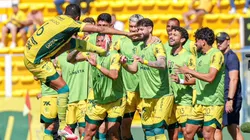 Reinaldo, lateral do Mirassol comemora com os companheiros de equipe o gol sobre o Sport na manha deste domingo em casa