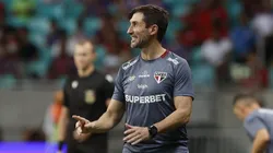 Auxiliar Maxi Cuberas no comando do São Paulo. Foto: Rubens Chiri/São Paulo FC