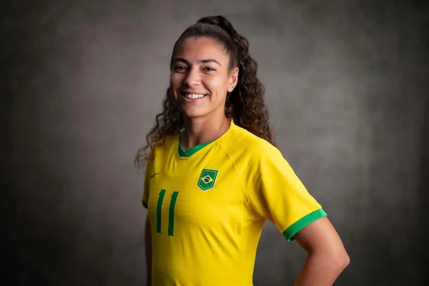 Angelina vestindo a Amarelinha. Foto: Divulgação/CBF