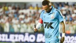 Neymar, jogador do Santos, recebe cartão vermelho do arbitro durante partida contra o Botafogo no estadio Vila Belmiro pelo campeonato Brasileiro A 2025. Foto: Jota Erre/AGIF