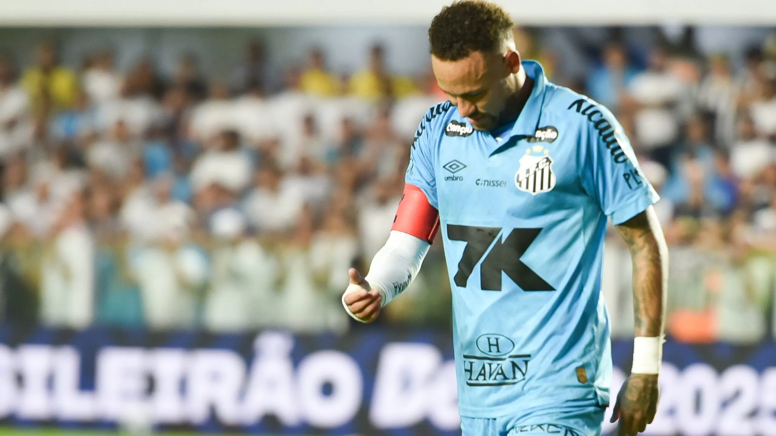 Neymar, jogador do Santos, recebe cartão vermelho do arbitro durante partida contra o Botafogo no estadio Vila Belmiro pelo campeonato Brasileiro A 2025. Foto: Jota Erre/AGIF