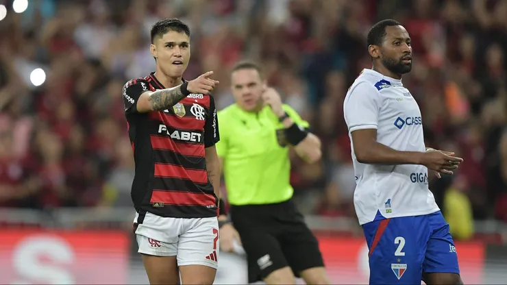 Luiz Araújo marca duas vezes em goleada do Flamengo sobre o Fortaleza.