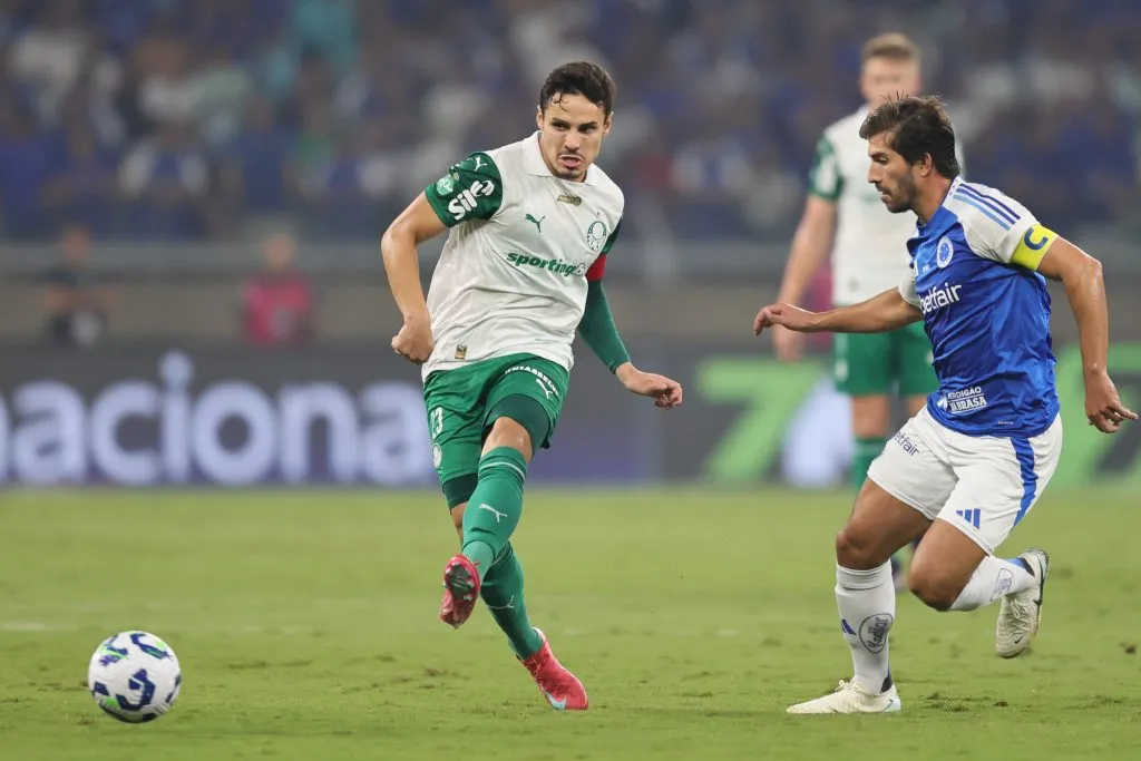 Meio-campista ao lado de Lucas Silva. Foto: Gilson Lobo/AGIF