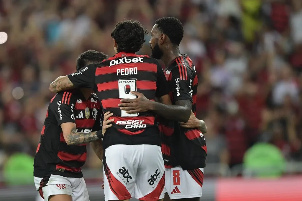 Luiz Araujo jogador do Flamengo comemora seu gol com jogadores do seu time durante partida contra o Fortaleza no estadio Maracana pelo campeonato Brasileiro A 2025. Foto: Thiago Ribeiro/AGIF