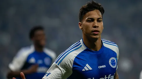 MG - BELO HORIZONTE - 01/06/2025 - BRASILEIRO A 2025, CRUZEIRO X PALMEIRAS -Kaio Jorge jogador do Cruzeiro comemora seu gol durante partida contra o Palmeiras no estadio Mineirao pelo campeonato Brasileiro A 2025. Foto: Fernando Moreno/AGIF