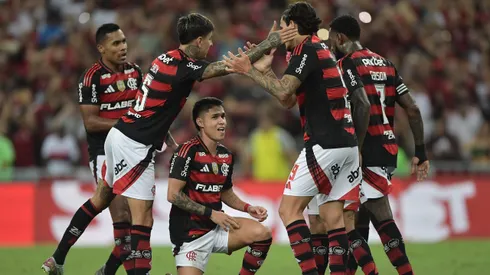 Luiz Araujo, jogador do Flamengo comemora seu gol com jogadores do seu time durante partida contra o Fortaleza no estadio Maracana pelo campeonato Brasileiro A 2025.