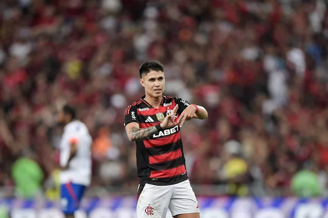 Luiz Araujo, esteve entre os destaques na goleada do Flamengo durante partida contra o Fortaleza no estadio Maracana pelo campeonato Brasileiro A 2025. Foto: Thiago Ribeiro/AGIF