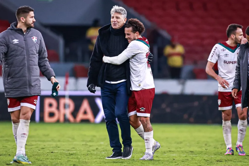 Jogadores do Fluminense comemoram vitória ao final da partida contra o Internacional – Foto: Maxi Franzoi/AGIF