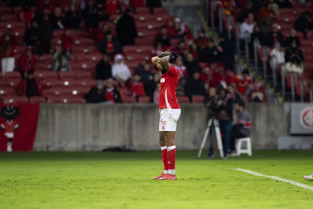 Wesley, jogador do Internacional lamenta durante partida contra o Fluminense no estadio Beira-Rio pelo campeonato Brasileiro A 2025. Foto: Cristiano Junior/AGIF