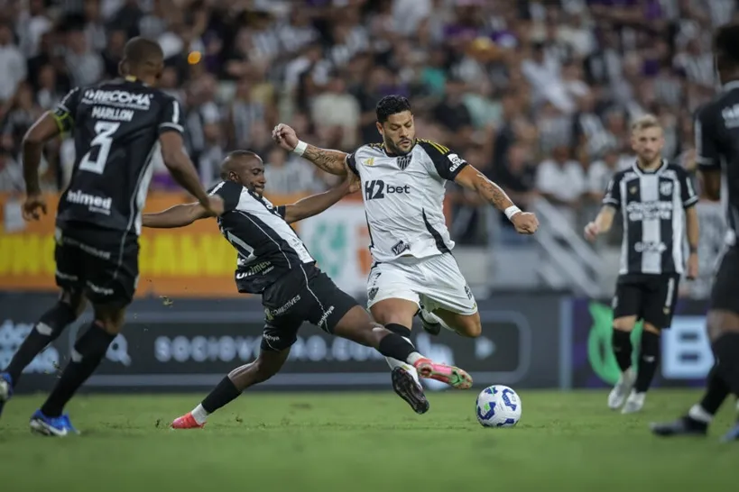 O atacante Hulk entrou na equipe substituindo o zagueiro Vitor Hugo e foi já nos primeiros minutos da partida já  pressionou o Ceará. Foto: Pedro Souza/Galo