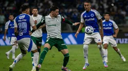 Piquerez, do Palmeiras disputa lance com Christian do Cruzeiro durante partida no estadio Mineirao pelo campeonato Brasileiro A 2025.