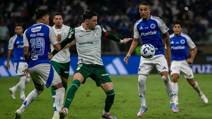 Piquerez, do Palmeiras disputa lance com Christian do Cruzeiro durante partida no estadio Mineirao pelo campeonato Brasileiro A 2025.