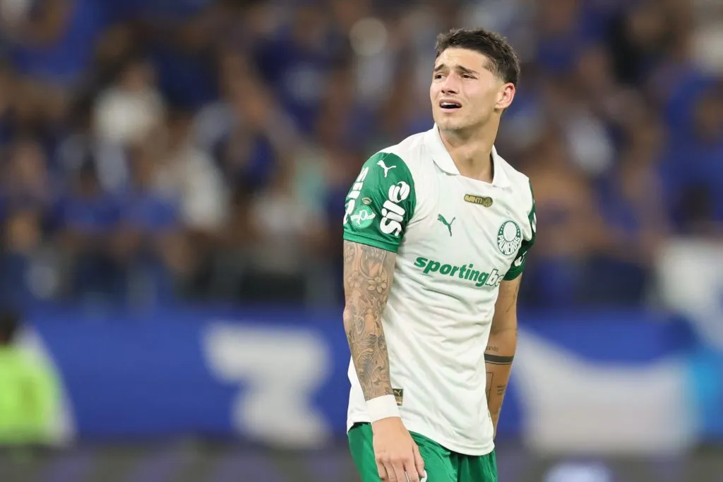 Anibal Moreno, jogador do Palmeiras lamenta durante partida contra o Cruzeiro no estadio Mineirao pelo campeonato Brasileiro A 2025. Foto: Gilson Lobo/AGIF