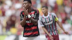 RJ - RIO DE JANEIRO - 16/03/2025 - CARIOCA 2025, FLAMENGO X FLUMINENSE - Plata jogador do Flamengo disputa lance com Fabio jogador do Fluminense durante partida no estadio Maracana pelo campeonato Carioca 2025. Foto: Alexandre Loureiro/AGIF