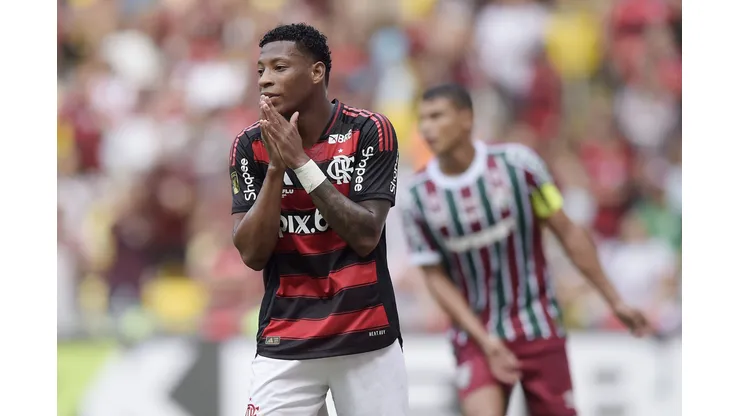 RJ - RIO DE JANEIRO - 16/03/2025 - CARIOCA 2025, FLAMENGO X FLUMINENSE - Plata jogador do Flamengo disputa lance com Fabio jogador do Fluminense durante partida no estadio Maracana pelo campeonato Carioca 2025. Foto: Alexandre Loureiro/AGIF