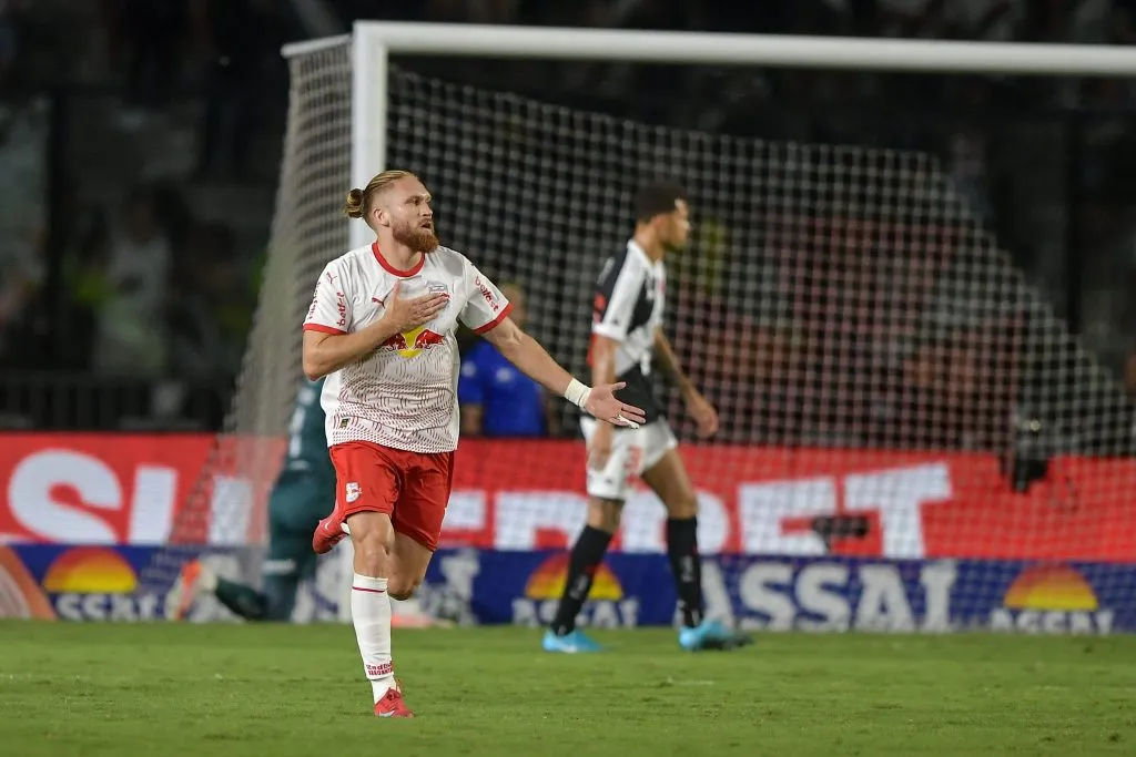 Isidro Pitta, jogador do Bragantino comemora seu gol durante partida contra o Vasco no estadio Sao Januario pelo campeonato Brasileiro A 2025. Foto: Thiago Ribeiro/AGIF